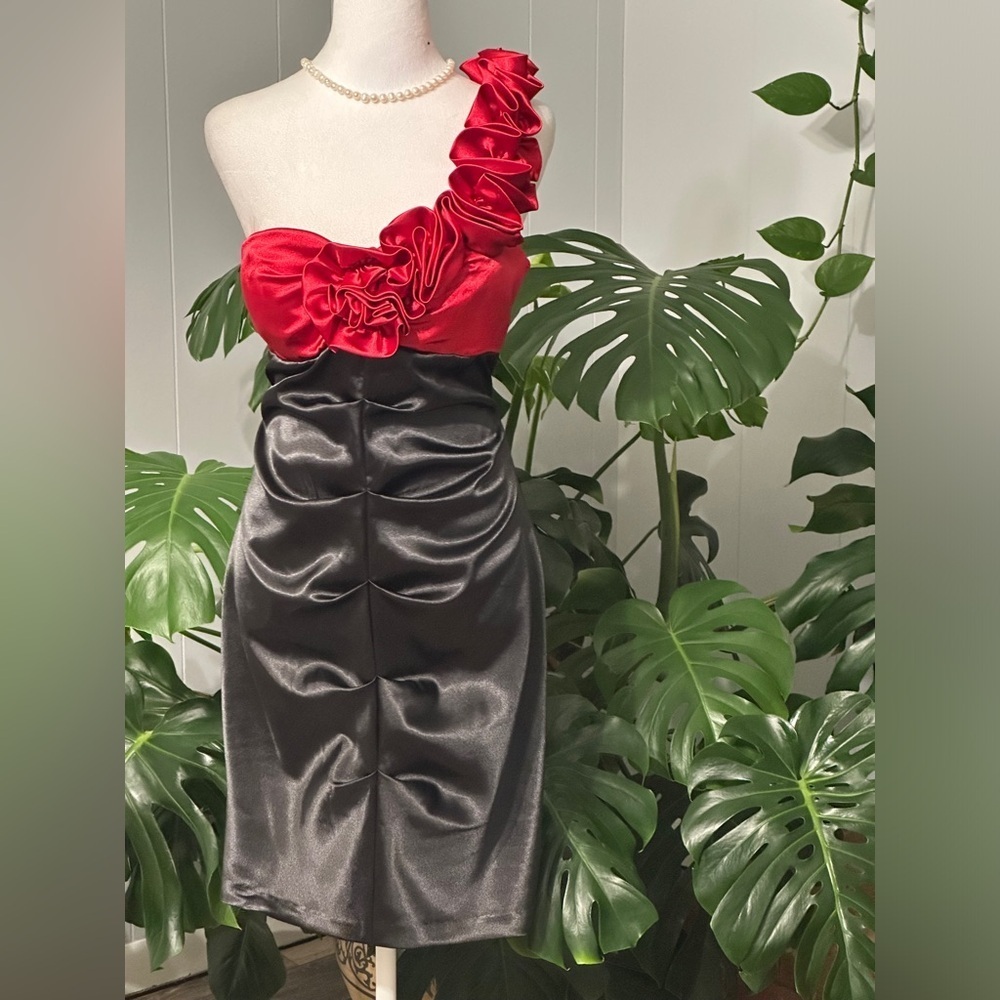 🛍️Blondie nites by Stacy Skiar gorgeous and sexy one shoulder dress size 15